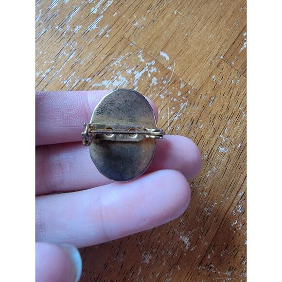 Vintage Carved Resin Blue Cameo Woman's Face Gold Tone Backing Brooch Pin 1 Inch - Picture 3 of 4